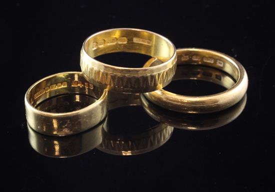 Three 22ct gold wedding bands, various sizes.